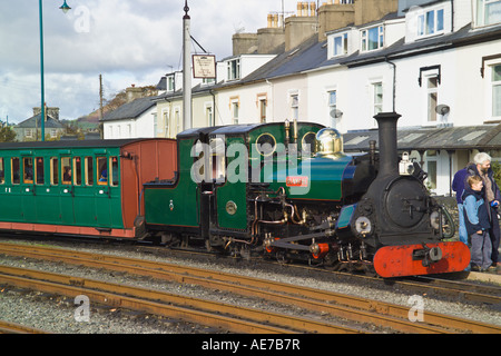 Ffestiniog [treno a vapore] lasciando la stazione ferroviaria Porthmadog Gwynedd 'Galles del Nord' Foto Stock