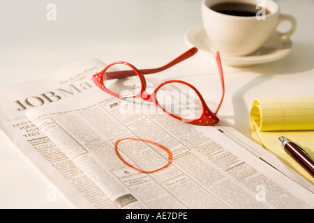 Close up di occhiali su annunci Foto Stock