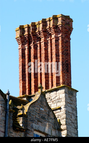 Rosso mattone camini di giacobino Hay Castle a Hay on Wye Powys Wales UK Foto Stock