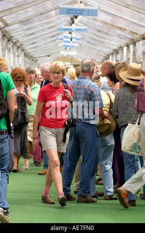 Pubblico impiego camminamenti coperti tra gli eventi presso il Guardian Hay Festival Hay on Wye Powys Wales UK Foto Stock