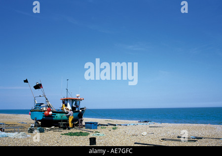 Barca da pesca issati sulla spiaggia di ciottoli di granchi di scarico Aldeburgh Suffolk Foto Stock