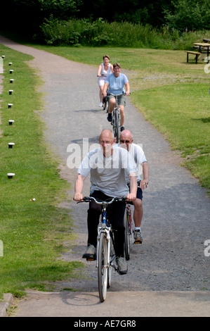 I ciclisti su strada alzaia del Monmouthshire e Brecon Canal vicino Llanfrynach Powys South Wales UK Foto Stock