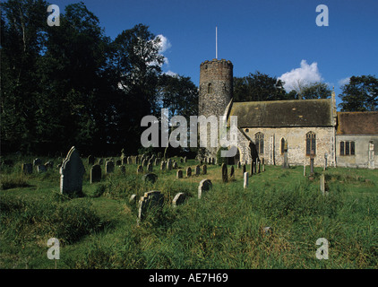 Chiesa dei SS Pietro e Paolo con rotondo semplice Torre Normanna vicino alle rovine del grande Roman Fort Suffolk Foto Stock