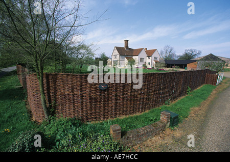 Continua curva scherma di salice realizzati in loco da Crawford Balsch da Debenham Suffolk Foto Stock