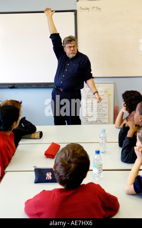 Seminario di scrittura creativa in aula di un ambiente multiculturale SCUOLA DEL REGNO UNITO Foto Stock