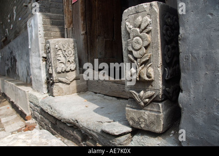 Dettaglio di un tradizionale scolpito pietre porta alla vecchia casa in hutong di Pechino 2007 Foto Stock