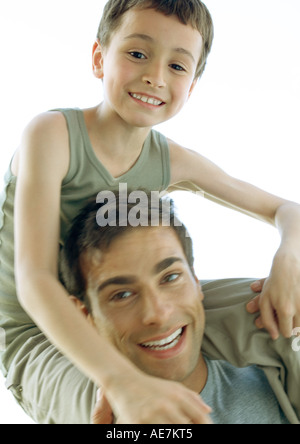 Uomo con figlio sulle spalle Foto Stock