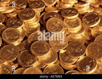 Close up di denaro nel Regno Unito una sterlina monete in contanti sotto illuminazione oro Concetto di immagine per nido uovo pila di risparmio di denaro di pile di denaro Foto Stock