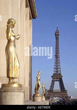 Tre delle otto dorata oro statue a Place du Trocadéro sulla terrazza dei diritti dell'uomo con la Torre Eiffel struttura punto di riferimento al di là di Parigi Francia UE Foto Stock