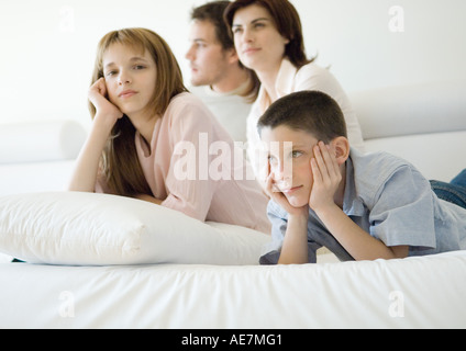 Famiglia seduti sul divano insieme Foto Stock