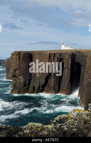 Dh South Head di Caldersgeo ESHA NESS SHETLAND di roccia vulcanica e seacliffs Eshaness lighthouse Foto Stock