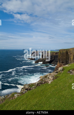 Dh South Head di Caldersgeo ESHA NESS SHETLAND la roccia vulcanica seacliff west coast line Foto Stock