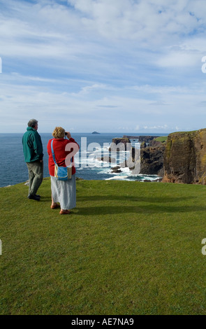 Dh South Head di Caldersgeo ESHA NESS SHETLAND l uomo e la donna i turisti birdwatching roccia vulcanica seacliff west coast line Foto Stock