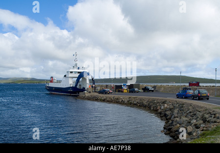 Dh Gutcher YELL SHETLAND automobili in coda per Unst roll on roll off traghetto per trasporto auto e passeggeri Foto Stock