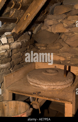 dh Shetland croft casa museo SOUTHVOE SHETLAND tradizionale mano Quernstone cereali macinacaffè pietra pietra grano mulino Foto Stock