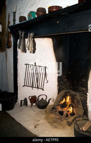 Dh Shetland croft house museum SOUTHVOE SHETLAND Agriturismo camino pesci secchi aprire torba fuoco scozia cottage Foto Stock