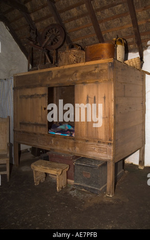 Dh Shetland croft house museum SOUTHVOE SHETLAND agriturismo camera da letto in legno letto integrato Foto Stock