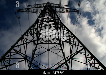 Alta tensione linea elettrica aerea Hochspannungsmast Überlandleitung Foto Stock