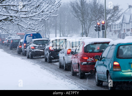 Le vetture dei pendolari in accodamento rushhour traffico nella neve , Inghilterra Foto Stock