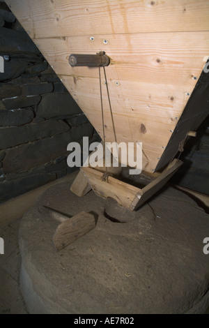 dh Shetland croft casa museo SOUTHVOE SHETLAND ruota orizzontale acqua macinazione pietra a secco mulino pietra macinatura mostra patrimonio agricolo Foto Stock