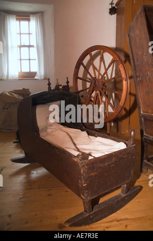 dh Bod del museo natale di Gremista LERWICK SHETLAND Arthur Andersons il suo bambino boscato che dondola il turista del letto del craddle Foto Stock