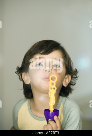 Ragazzo giocando, soffiando bolle di sapone Foto Stock