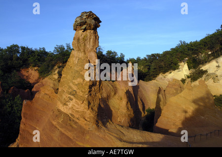 Rocce in ocra pit Colorado provenzale, Francia, Provenza, Rustrel Foto Stock