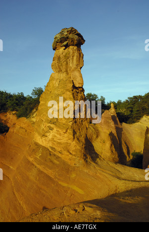 Rocce in ocra pit Colorado provenzale, Francia, Provenza, Rustrel Foto Stock