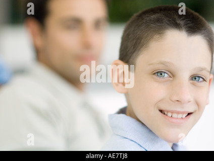 Ragazzo, ritratto con padre in background Foto Stock