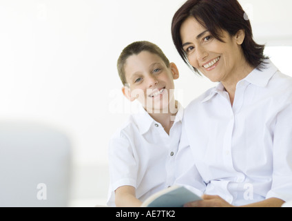 Ragazzo e la nonna sorridente Foto Stock