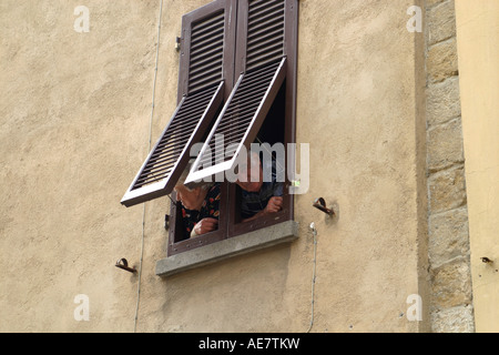 Gli anziani guardando fuori della finestra, Italia Foto Stock