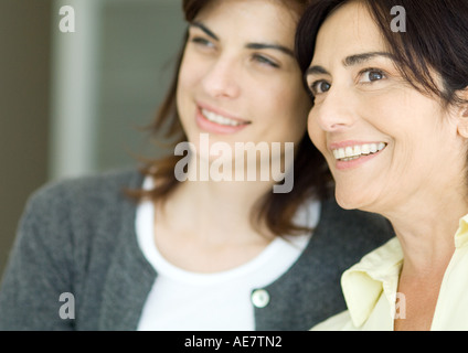 Giovane donna e madre, ritratto Foto Stock