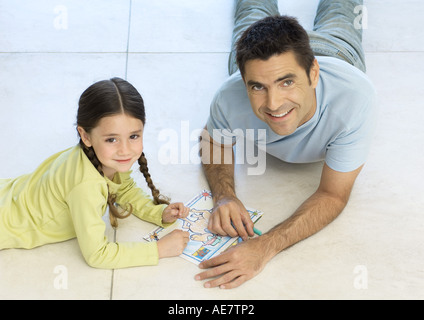 Padre e figlia mettendo insieme puzzle insieme Foto Stock