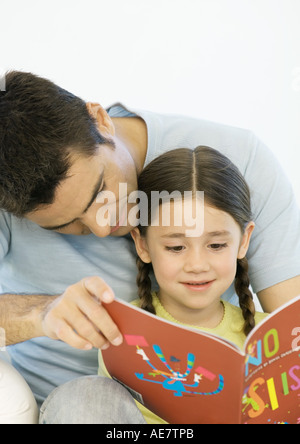 Padre e figlia lettura libro insieme Foto Stock