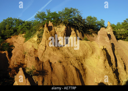 Rocce in ocra pit Colorado provenzale, Francia, Provenza, Rustrel Foto Stock