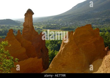 Rocce in ocra pit Colorado provenzale, Francia, Provenza, Rustrel Foto Stock