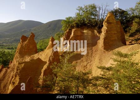 Rocce in ocra pit Colorado provenzale, Francia, Provenza, Rustrel Foto Stock