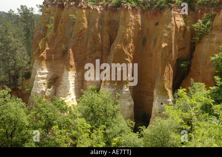 Rocce in ocra pit Colorado provenzale, Francia, Provenza, Rustrel Foto Stock