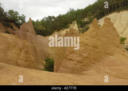 Rocce in ocra pit Colorado provenzale, Francia, Provenza, Rustrel Foto Stock