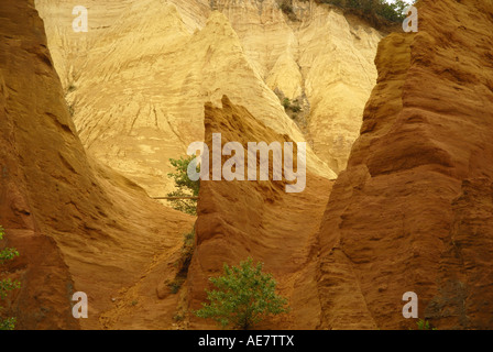 Rocce in ocra pit Colorado provenzale, Francia, Provenza, Rustrel Foto Stock