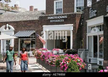 Cleveland Ohio,Shaker Square,shopping shopper shopper shopping negozi mercati di mercato di vendita di acquisto, negozi al dettaglio negozi business business business, co Foto Stock