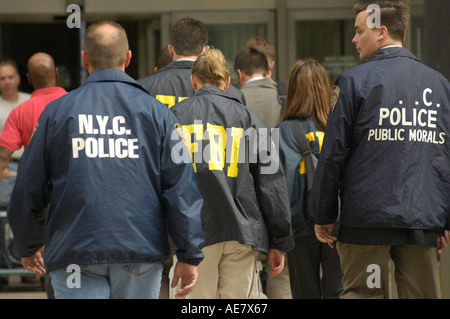 NYC Detective di polizia e gli agenti FBI escort alcuni anziani e persone di mezza età presunta mobsters al di fuori dell'impianto di prenotazione Foto Stock