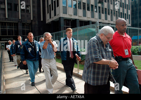 Nyc Detective di polizia e gli agenti FBI escort alcuni anziani e persone di mezza età presunta mobsters al di fuori dell'impianto di prenotazione Foto Stock