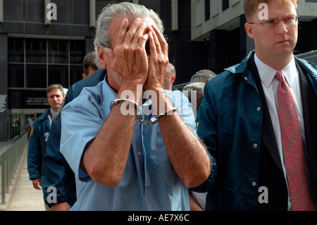 Nyc Detective di polizia e gli agenti FBI escort alcuni anziani e persone di mezza età presunta mobsters al di fuori dell'impianto di prenotazione Foto Stock