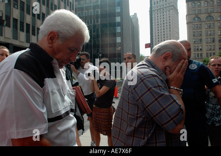 NYC Detective di polizia e gli agenti FBI escort alcuni anziani e persone di mezza età presunta mobsters al di fuori dell'impianto di prenotazione Foto Stock