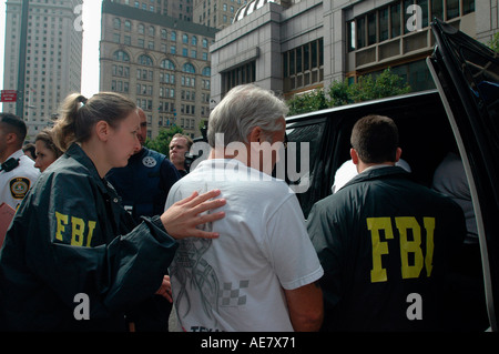 NYC Detective di polizia e gli agenti FBI escort alcuni anziani e persone di mezza età presunta mobsters al di fuori dell'impianto di prenotazione Foto Stock