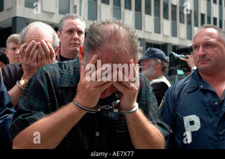 Nyc Detective di polizia e gli agenti FBI escort alcuni anziani e persone di mezza età presunta mobsters al di fuori dell'impianto di prenotazione Foto Stock
