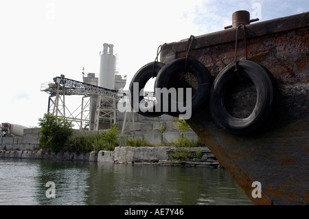 L'organizzazione ambientale Urban Divers tour in barca del inquinato per via navigabile la Gowanus Canal i subacquei urbano è una organizzazione non profit che monitora il NY NJ estuario del porto e offre programmi per aumentare la consapevolezza del pubblico a New York s vie navigabili il Gowanus Canal che è stato completato nel tardo 1860 s per facilitare l'industria lungo di esso s le banche è diventato sempre più inquinato fino ad una stazione di pompaggio è stato costruito in corrispondenza di una prima estremità all'inizio del XX secolo per sciacquare il canal . Foto Stock