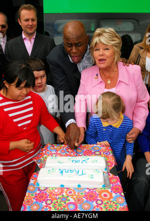 Personaggi televisivi Ainsley Harriott & Judith Chalmers a un evento di beneficenza per i bambini con bisogni speciali, Petersham, vicino a Kingston, Regno Unito Foto Stock