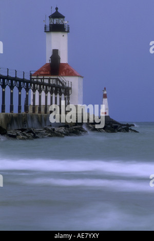 Michigan City Pierhead Lighthouse all'alba, STATI UNITI D'AMERICA, Indiana, Laporte County Foto Stock